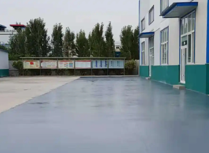 荣昌彩色路面喷涂翻新的材料对冬季